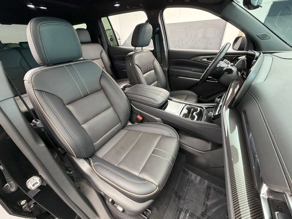 Used 2025 Chevrolet Traverse High Country FWD image 17