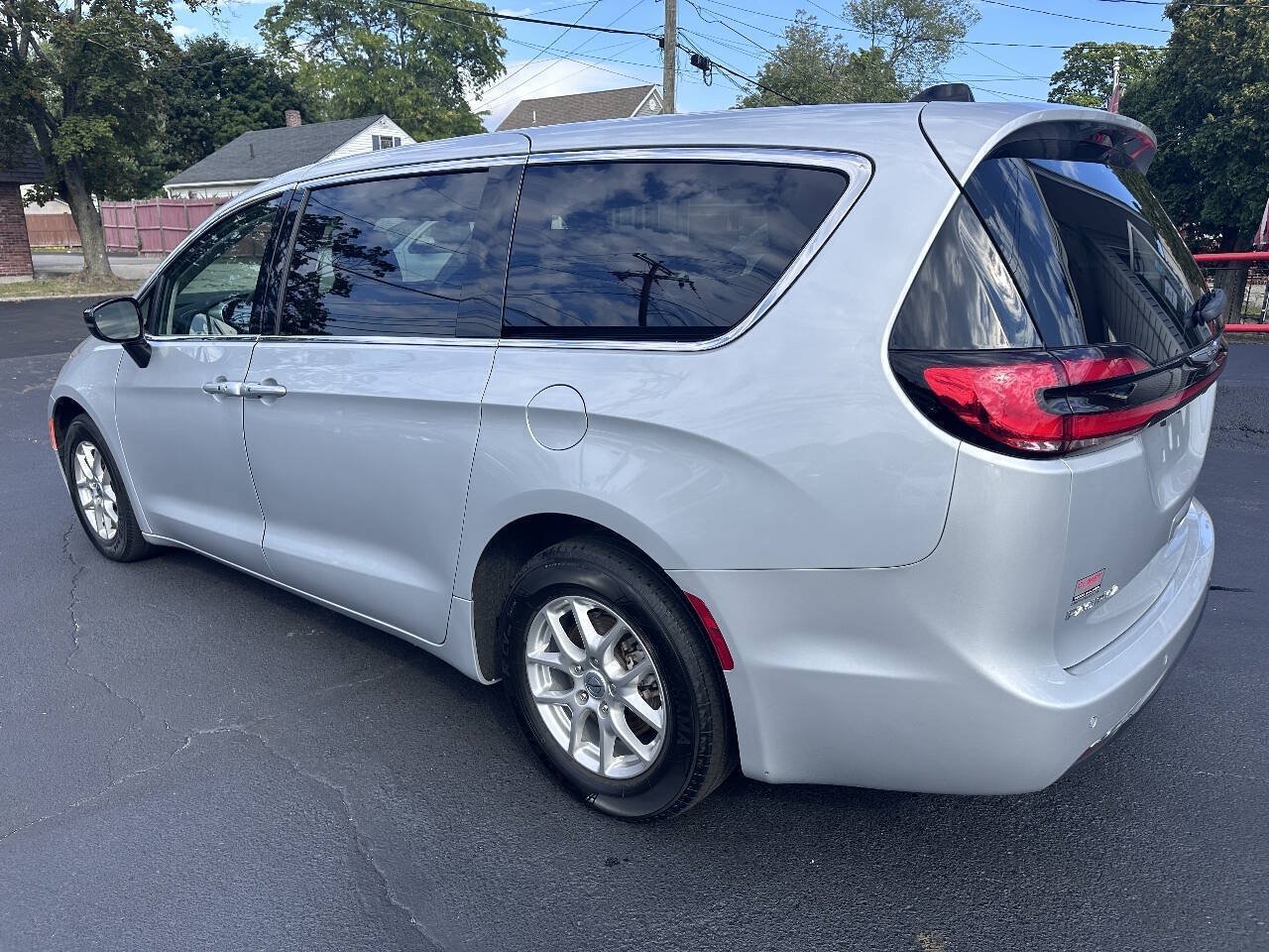Used 2024 Chrysler Pacifica Touring-L FWD image 8
