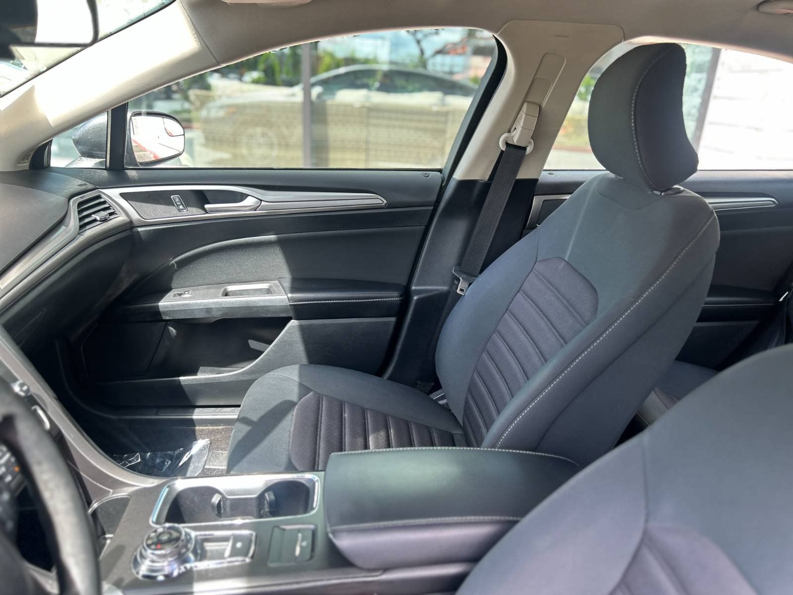 Used 2020 Ford Fusion SE FWD image 30