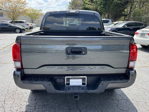 Used 2018 Toyota Tacoma TRD Sport w/ Technology Package image 4