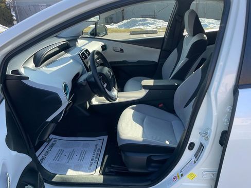 Used 2018 Toyota Prius Three image 12
