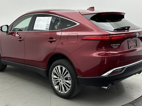 Used 2023 Toyota Venza XLE image 5