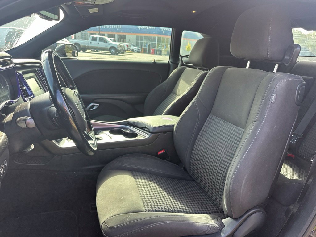 Used 2015 Dodge Challenger SXT RWD image 10