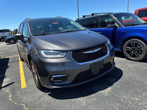 Used 2021 Chrysler Pacifica Touring-L FWD image 2