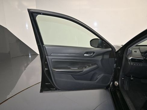 Used 2025 Nissan Altima 2.5 SV FWD image 10