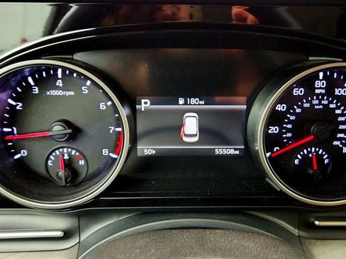 Used 2024 Kia Carnival EX FWD image 13