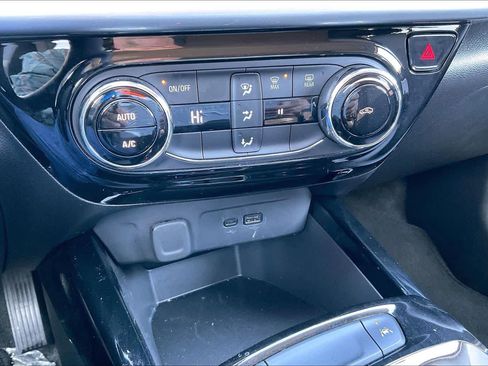 Certified 2025 Chevrolet Trax LT image 33