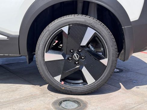 New 2025 Nissan Kicks SR image 8