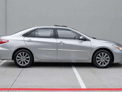 Used 2016 Toyota Camry XLE w/ Moonroof Package FWD image 6