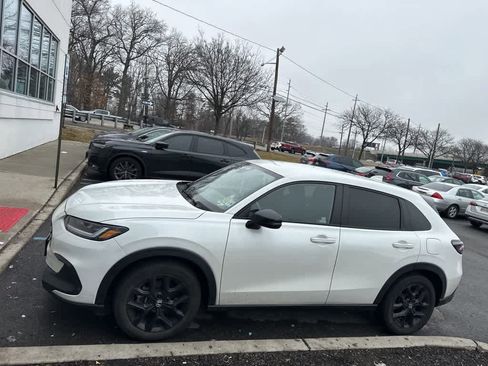 Used 2023 Honda HR-V Sport image 3