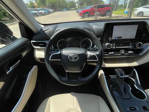 Used 2023 Toyota Highlander XLE FWD image 12