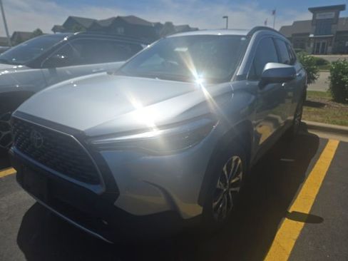 Used 2022 Toyota Corolla Cross XLE w/ Convenience Package AWD/4WD image 4