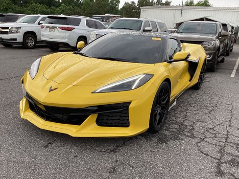 Used 2025 Chevrolet Corvette Z06 RWD image 2