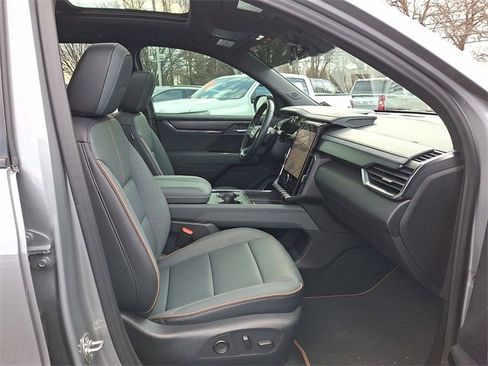 Used 2024 GMC Acadia AT4 w/ Luxury Package image 28