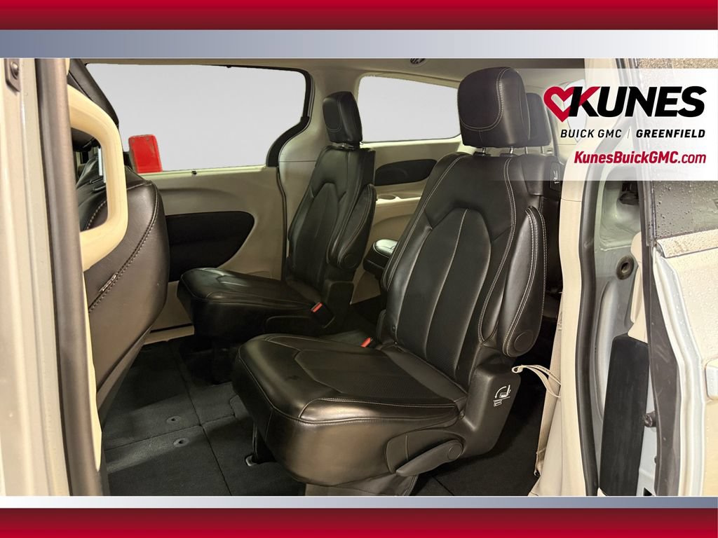 Used 2024 Chrysler Pacifica Touring-L FWD image 33