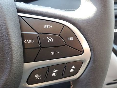 Certified 2023 Chrysler Pacifica Touring-L image 11