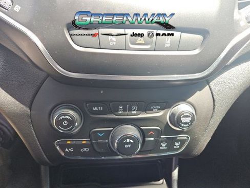 Used 2021 Jeep Cherokee Latitude Plus FWD image 22