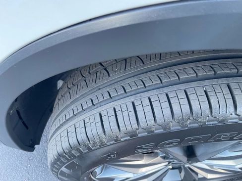 Used 2024 Volkswagen Tiguan SE image 9