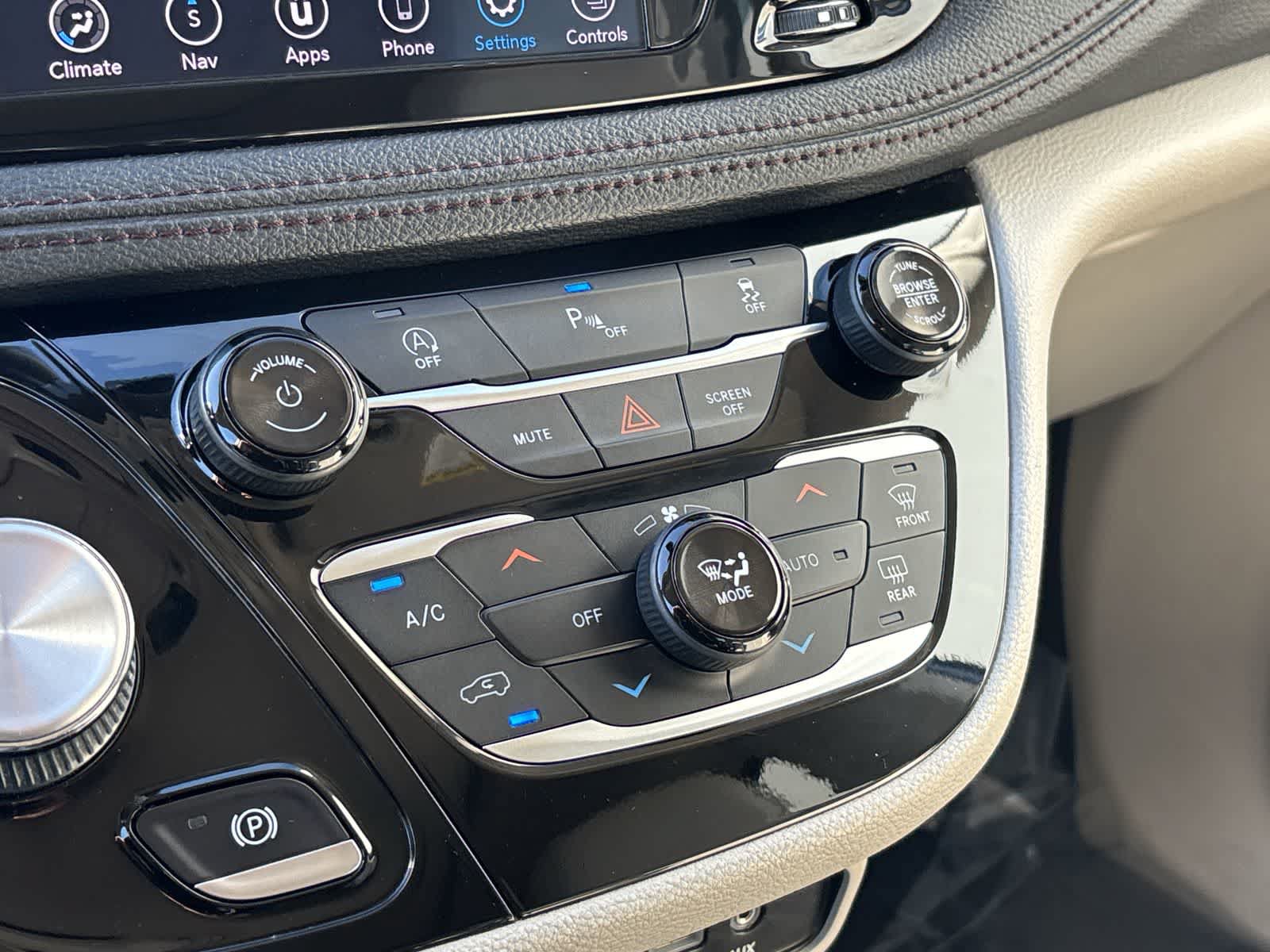Used 2020 Chrysler Pacifica Limited FWD image 28