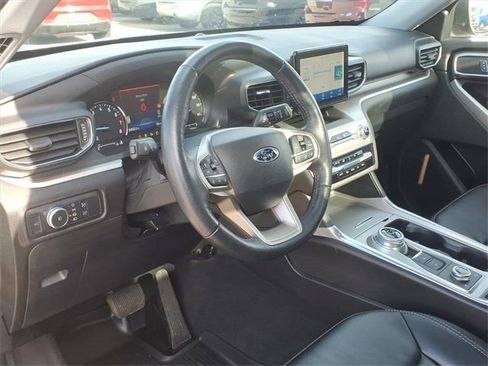 Used 2022 Ford Explorer XLT w/ Equipment Group 202A image 8