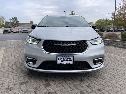 Used 2024 Chrysler Pacifica Touring-L image 9