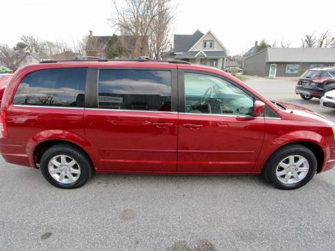 Used 2008 Chrysler Town & Country Touring image 7