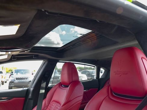 Used 2022 Maserati Quattroporte Trofeo RWD image 21