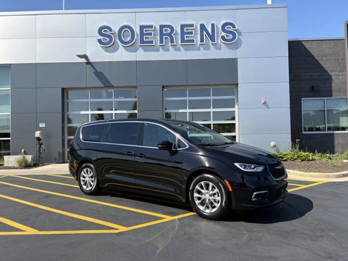Used 2026 Chrysler Pacifica Limited FWD image 1