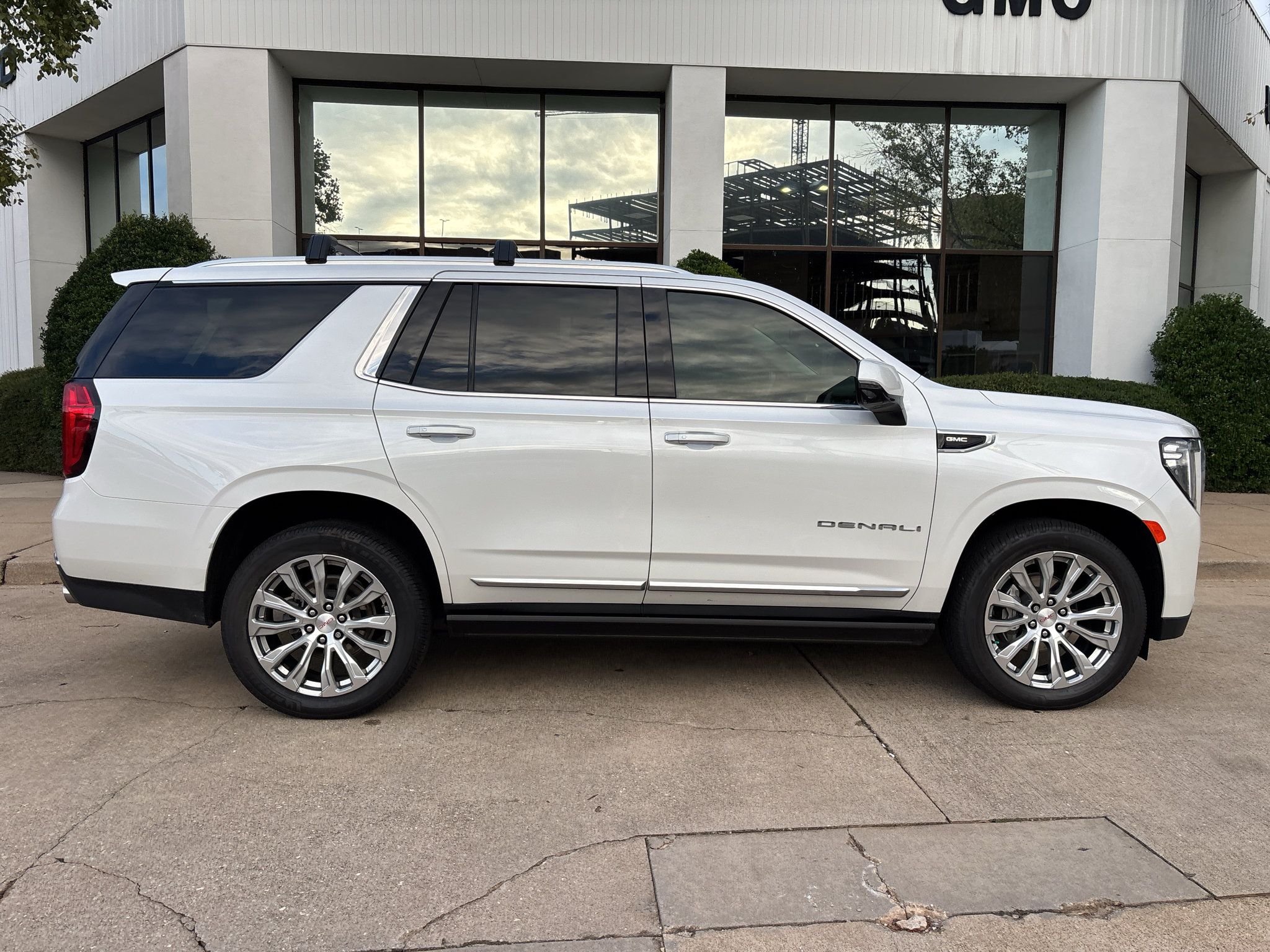 Used 2023 GMC Yukon Denali AWD/4WD image 9