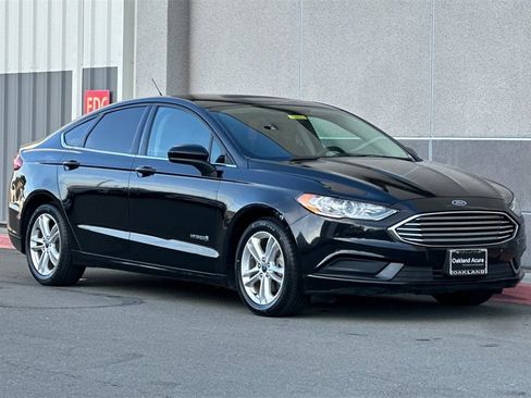 Used 2018 Ford Fusion SE image 2