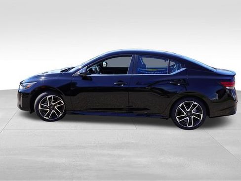 Used 2025 Nissan Sentra SR w/ SR Premium Package FWD image 9