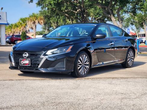 Used 2024 Nissan Altima 2.5 SV FWD image 3
