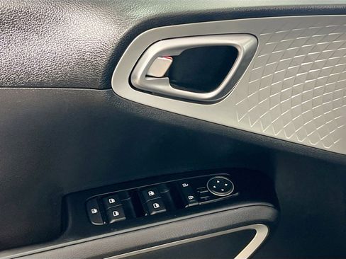 Used 2023 Kia Soul LX w/ LX Technology Package image 16