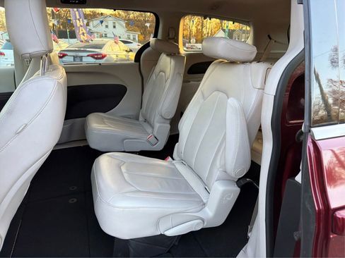 Used 2017 Chrysler Pacifica Touring-L w/ Tire & Wheel Group image 10