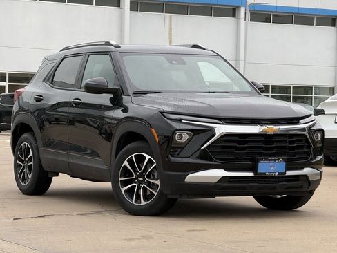 Used 2025 Chevrolet TrailBlazer LT image 2