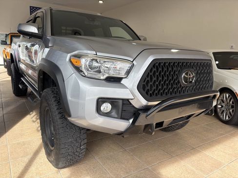 Used 2018 Toyota Tacoma TRD Off-Road w/ Technology Package image 13