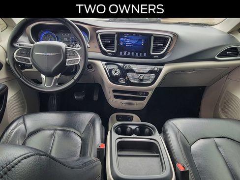 Used 2017 Chrysler Pacifica Touring-L FWD image 9