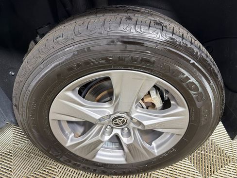 Used 2024 Toyota RAV4 XLE AWD/4WD image 19