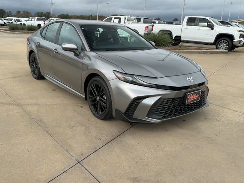 Used 2025 Toyota Camry SE image 3