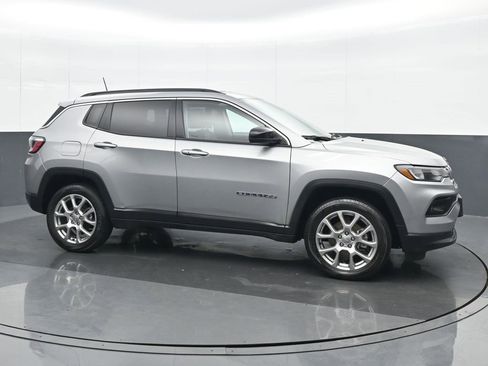 Used 2022 Jeep Compass Latitude image 8