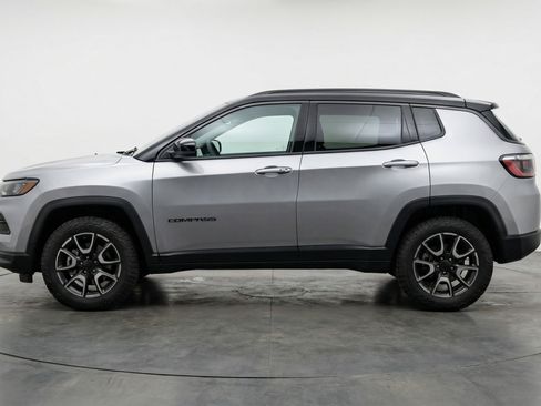 Used 2025 Jeep Compass Trailhawk image 5