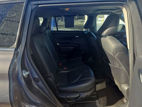 Used 2021 Toyota Highlander XLE image 32