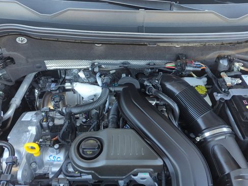 Certified 2025 Volkswagen Taos SE w/ Panoramic Sunroof Package image 21