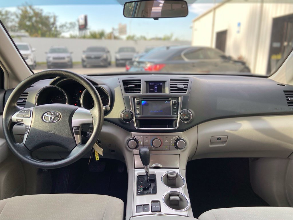 Used 2013 Toyota Highlander Plus FWD image 30