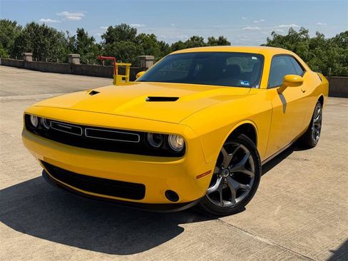 Used 2017 Dodge Challenger SXT RWD image 2
