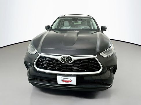 Used 2022 Toyota Highlander XLE FWD image 2