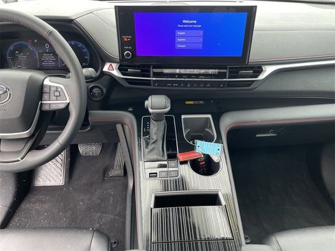 Used 2025 Toyota Sienna XSE image 18