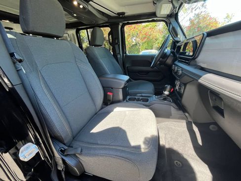 Used 2025 Jeep Wrangler Unlimited Sahara AWD/4WD image 36