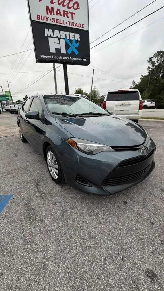 Used 2017 Toyota Corolla LE FWD image 1