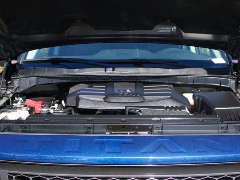 Used 2022 Nissan Titan SV image 11